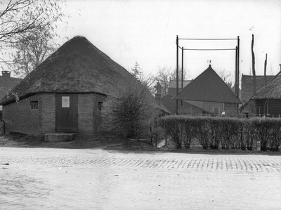 94955 Gezicht op de kopgevel van de schaapskooi Kerkpad N.Z. 37 te Soest uit het oosten; met rechts een hooiberg.
